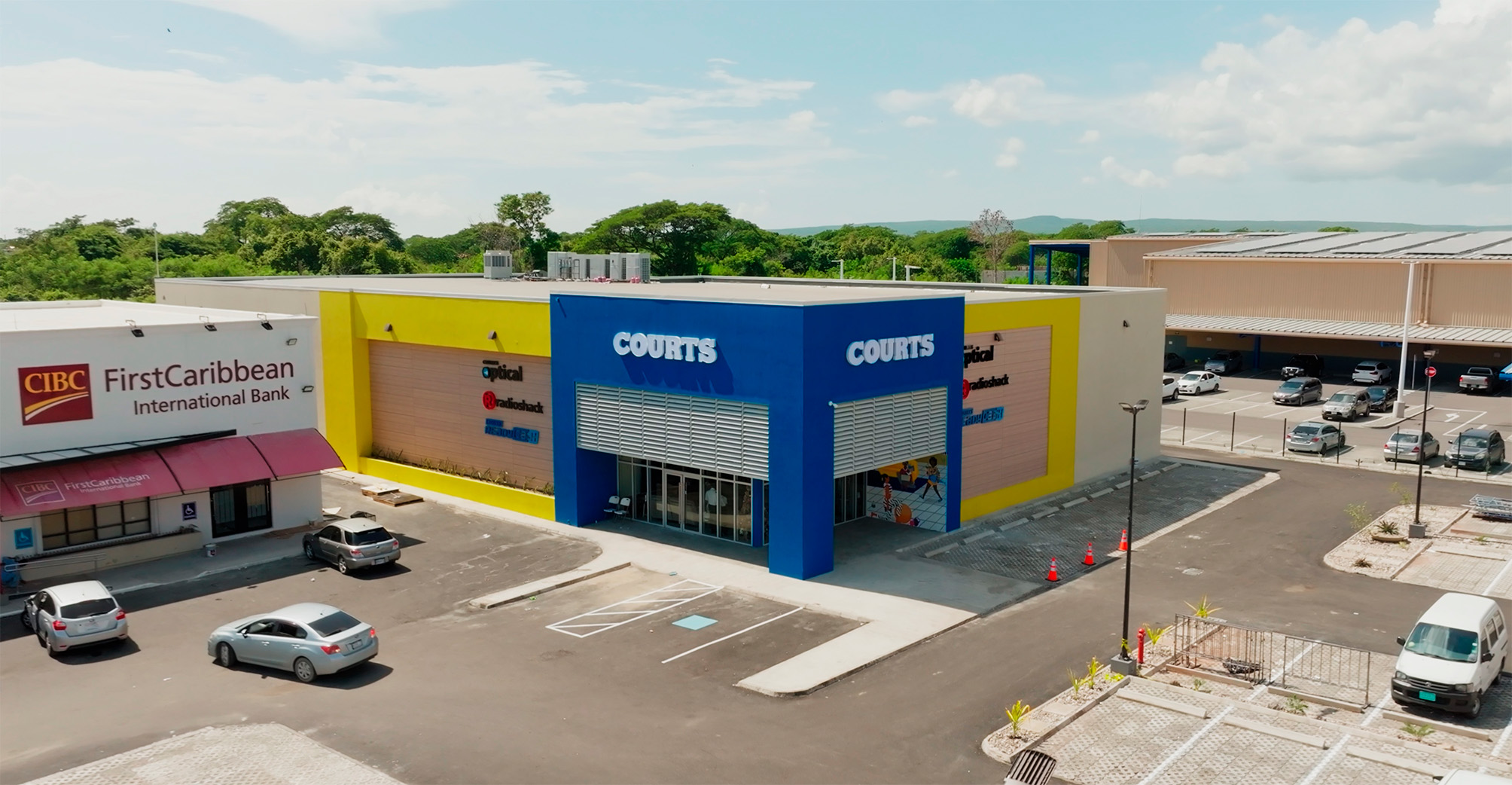 Inauguración de Courts Portmore Pines Grupo